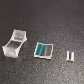 Small size cylindrical lenses